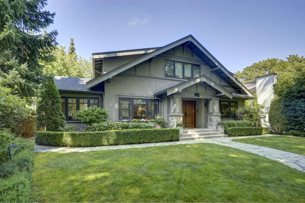 Craftsman style home with manicured landscaping