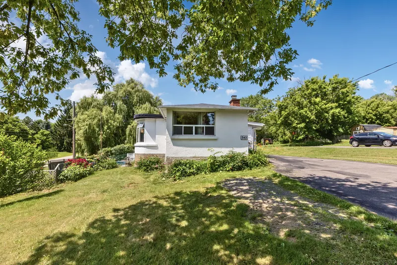 Post-war bungalow on a big corner lot — Hamilton real estate photography by Estate Shutter