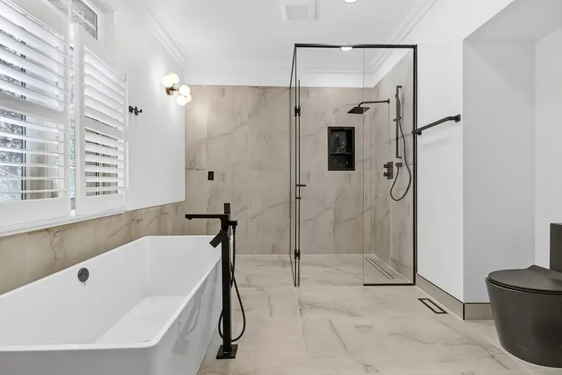 Bathroom with soaker tub and glass shower — London real estate photography by Estate Shutter
