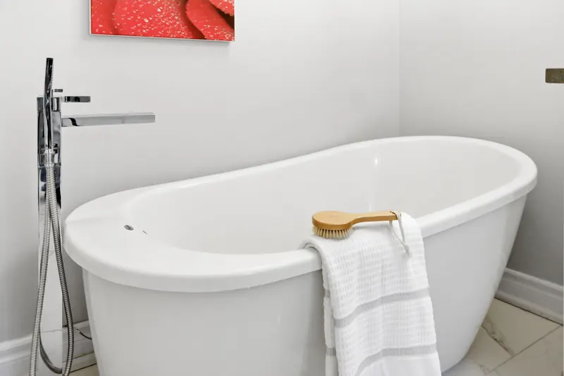 Soaker tub with window light — Mississauga real estate photography by Estate Shutter